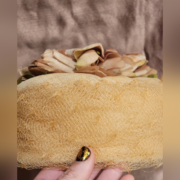 Vintage Beautiful Pill Box Floral Hat w/ Lace Netting - Picture 6 of 10